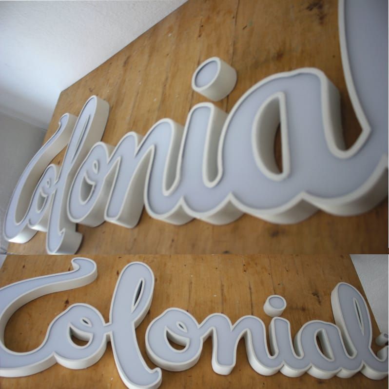 La palabra colonial que está en una pared de madera.