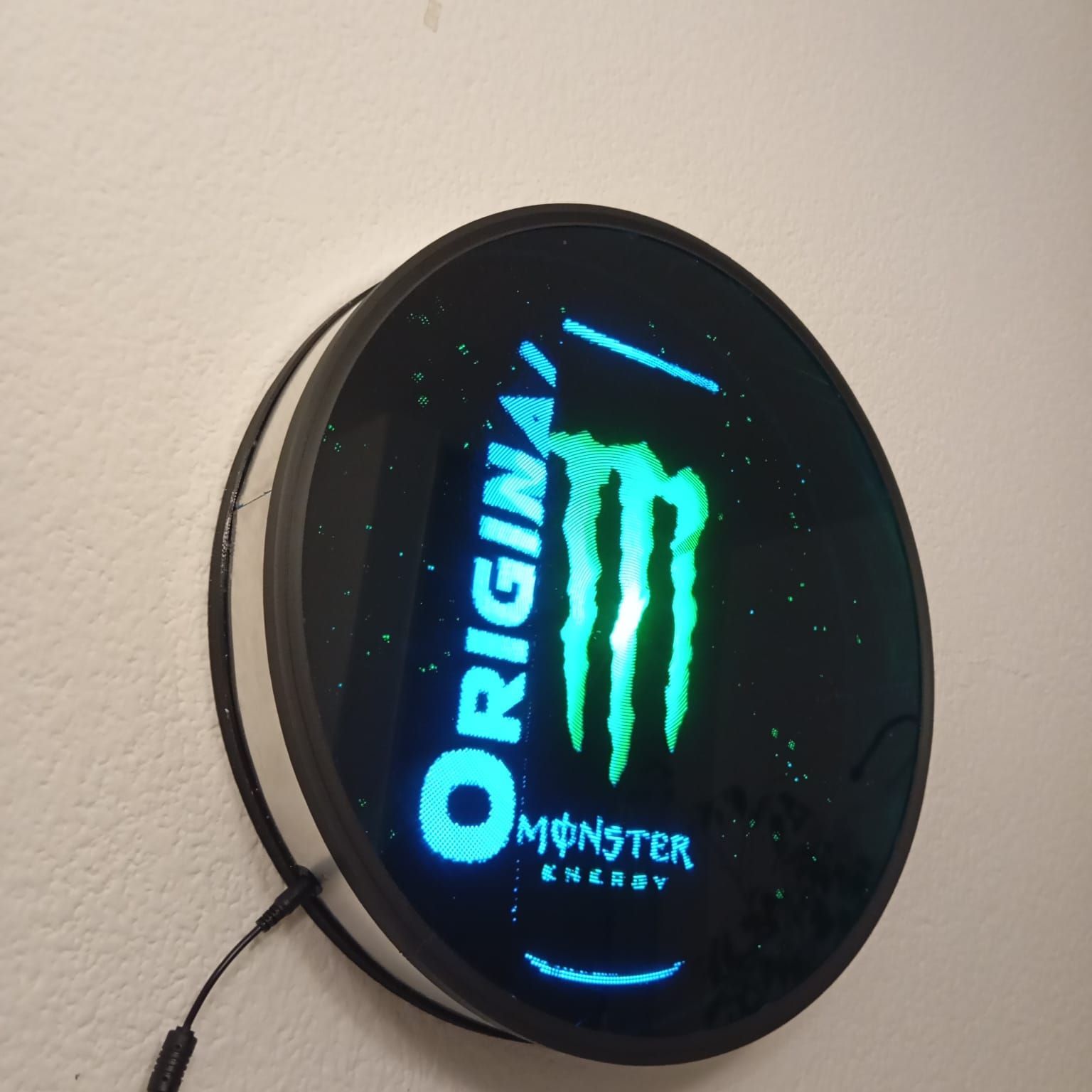 Un cartel de energía monstruosa que está en una pared.