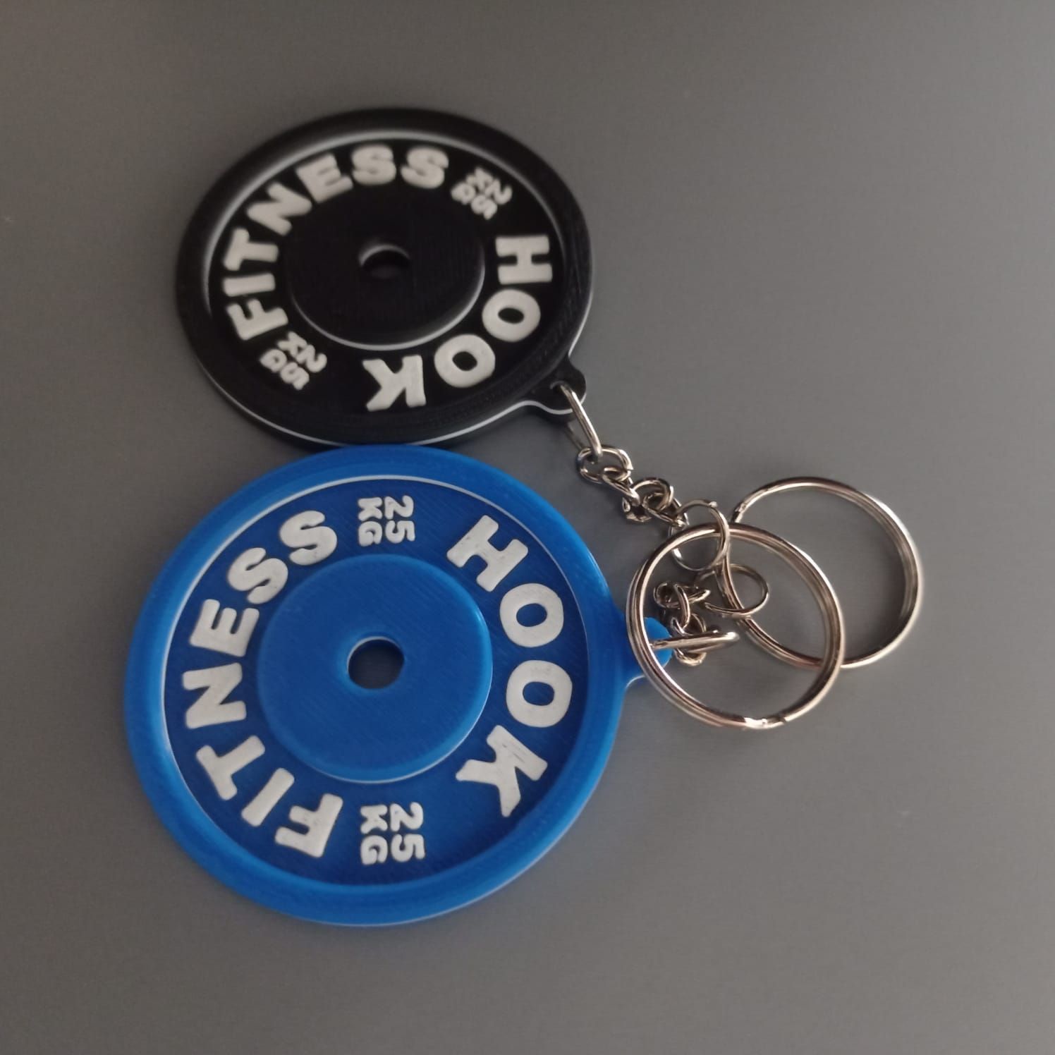 Un llavero con gancho de fitness azul y negro