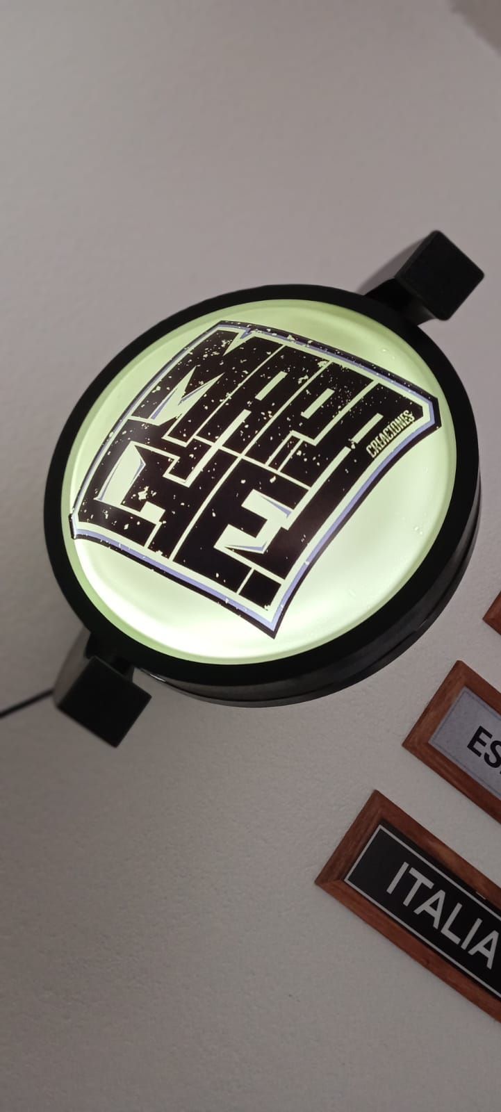 Un cartel redondo con la palabra arce.