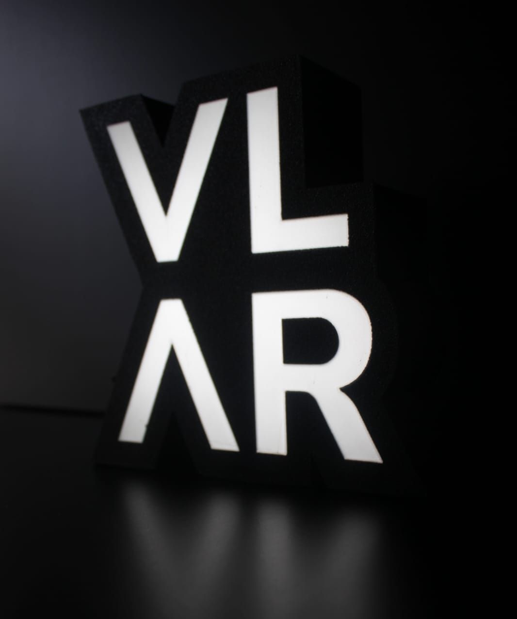 Un cartel negro con letras blancas que dice vl ar