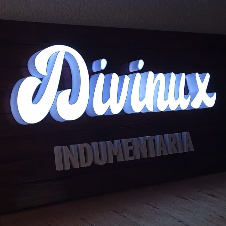 Un cartel que dice divinux indumentaria.