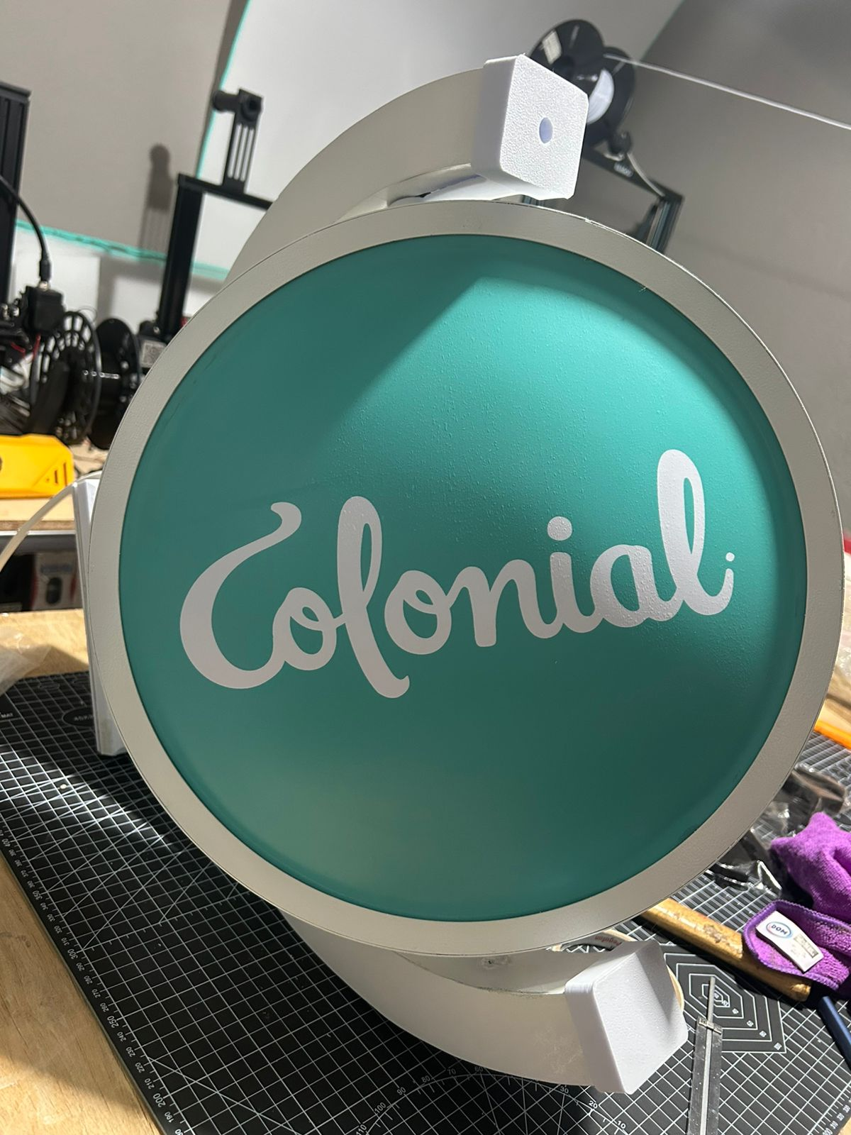 Un cartel redondo con la palabra arce.