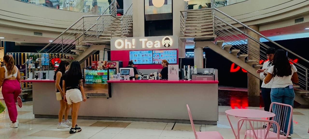 Un quiosco en un centro comercial con un cartel de 