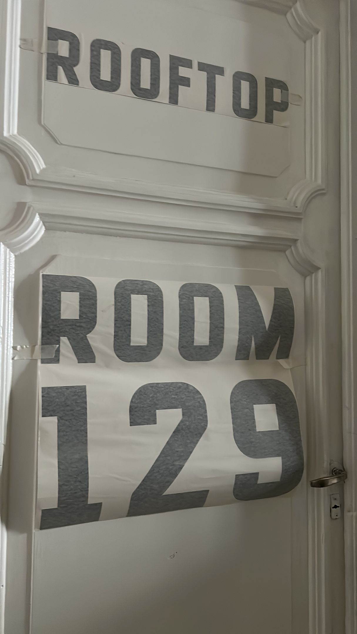 Puerta blanca con carteles de papel: 