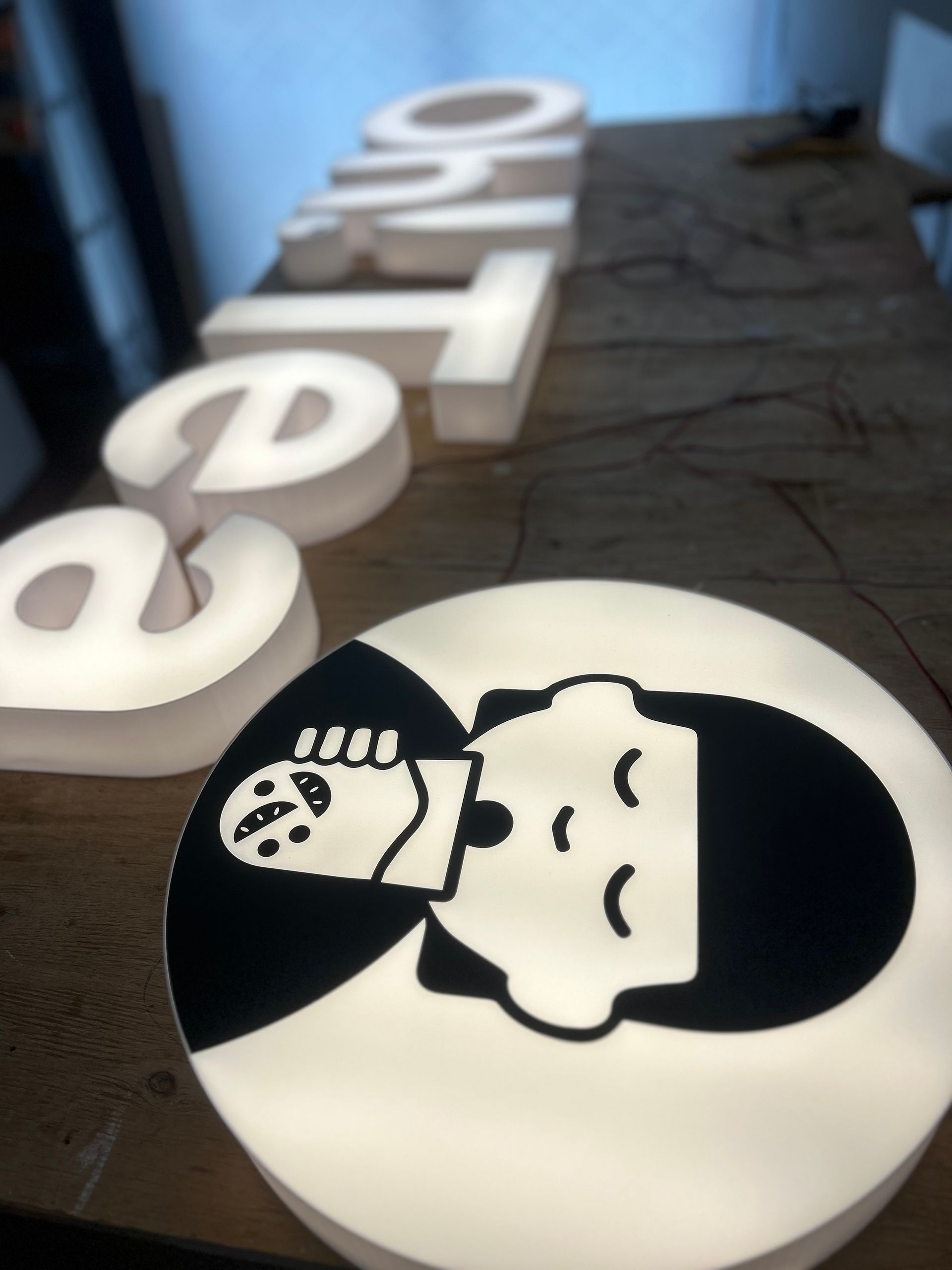 Letrero de neón blanco que dice 