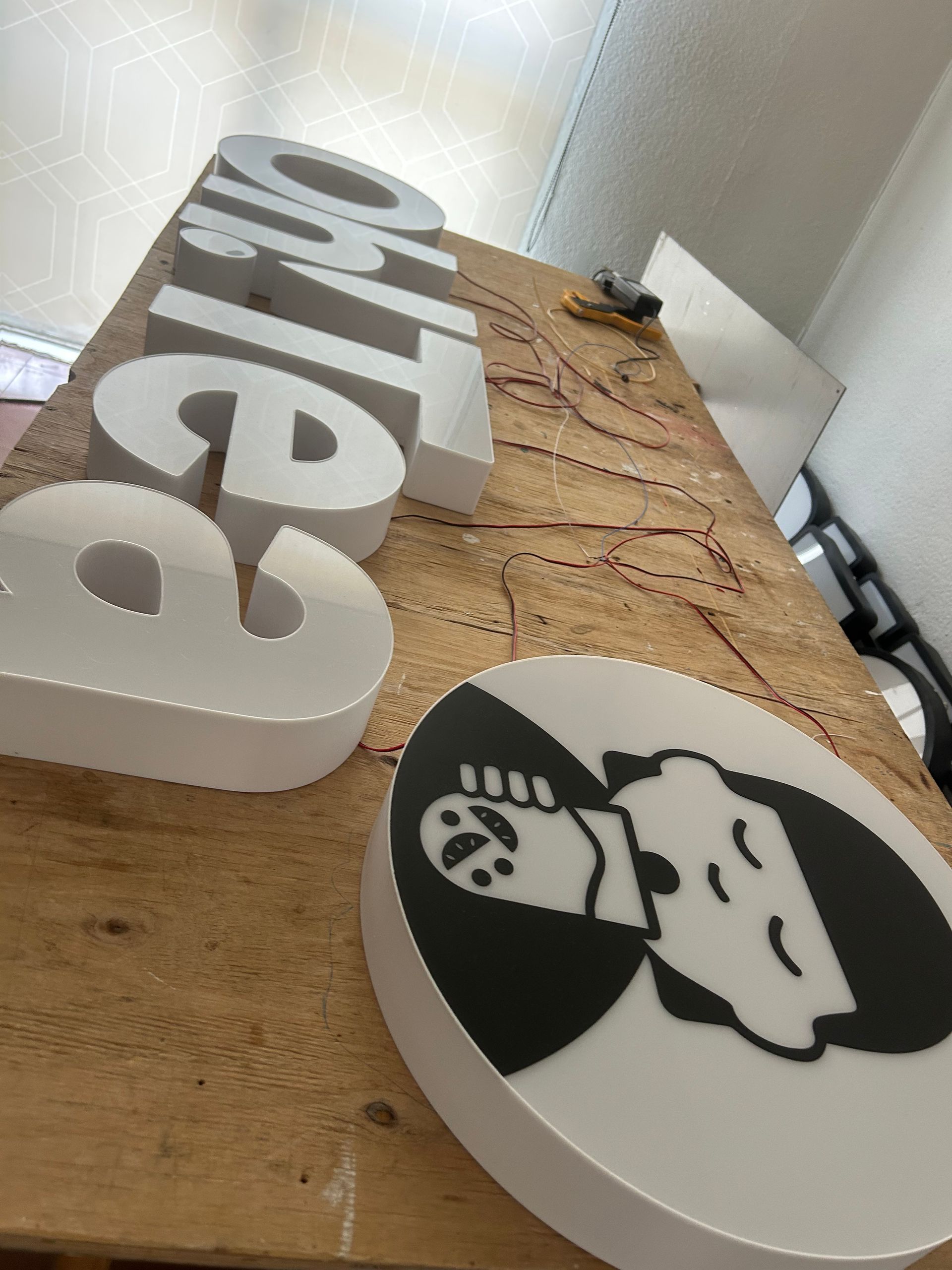 Letras 3D blancas que deletrean 