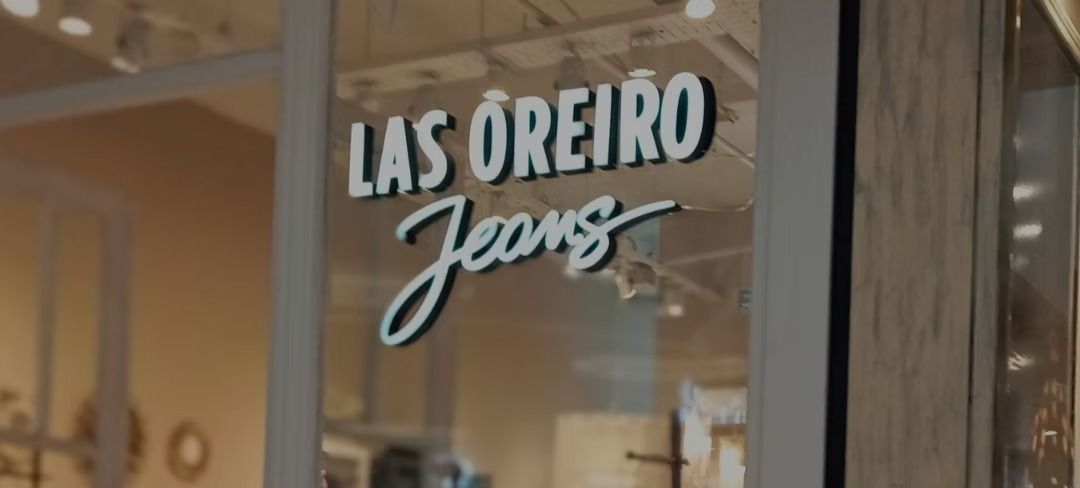 Un escaparate con un cartel que dice