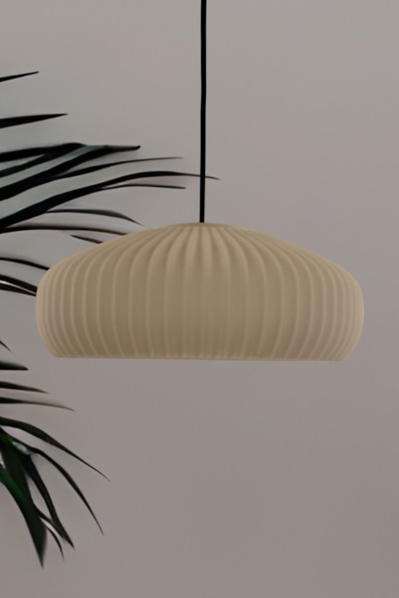 Una lámpara colgante cuelga del techo junto a una palmera.