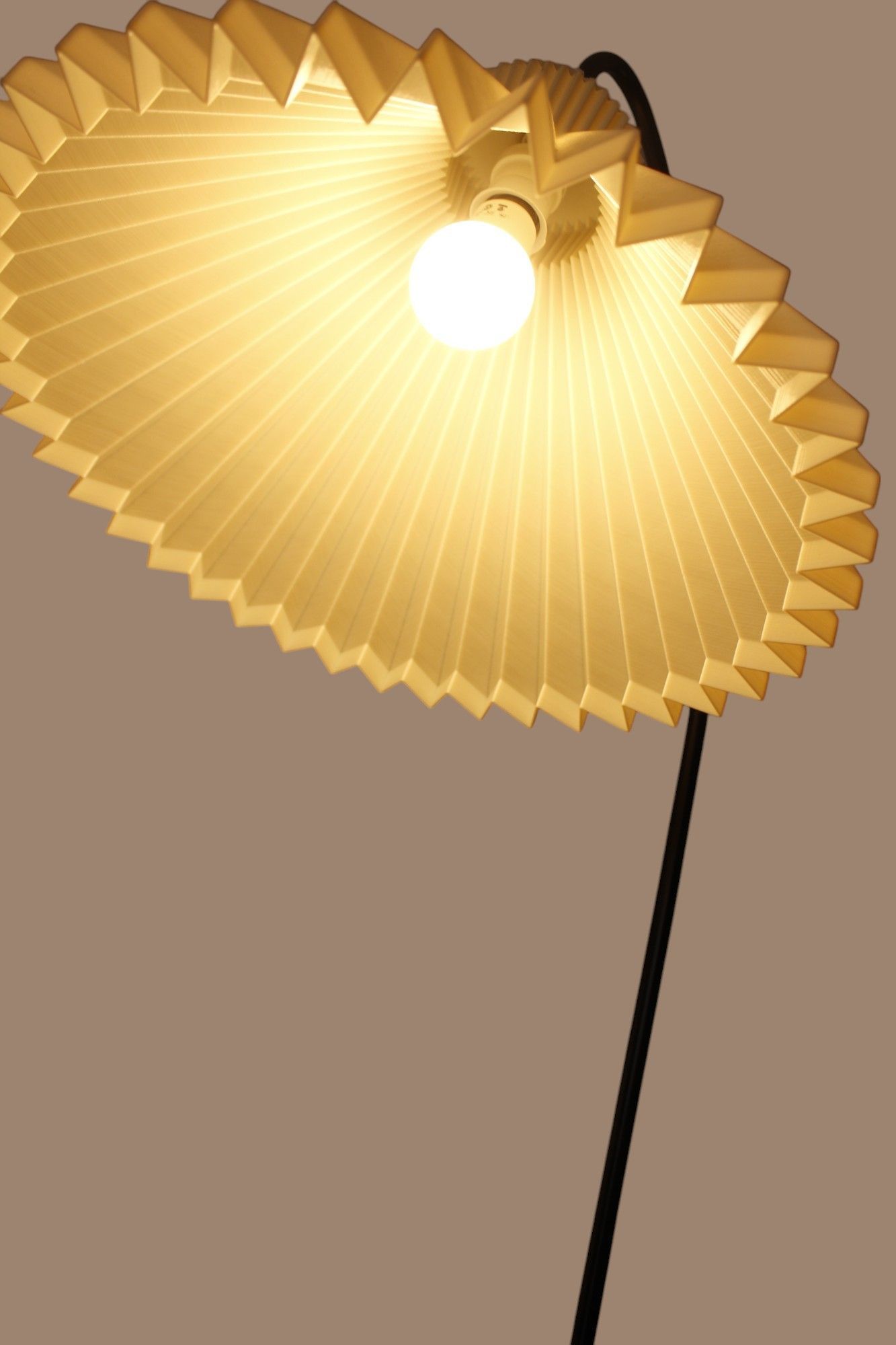 Se enciende una lámpara con pantalla plisada