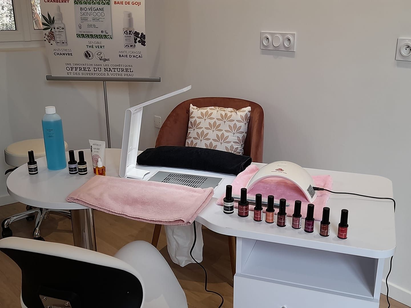 Il y a beaucoup de bouteilles de vernis à ongles sur la table.