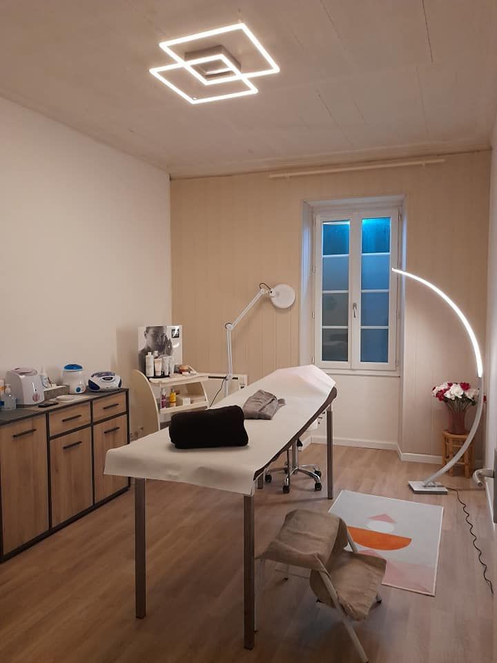 Une pièce avec une table et une lampe dedans