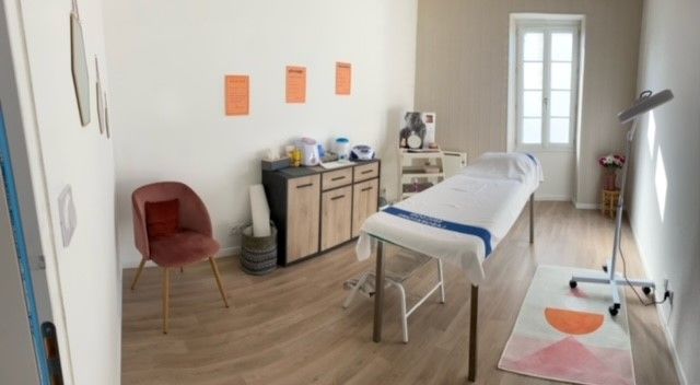 Une pièce avec un lit et une chaise dedans