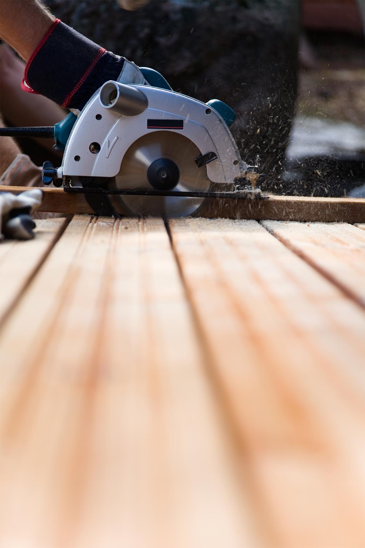 Toowoomba Carpenter Cutting Decking Boards
