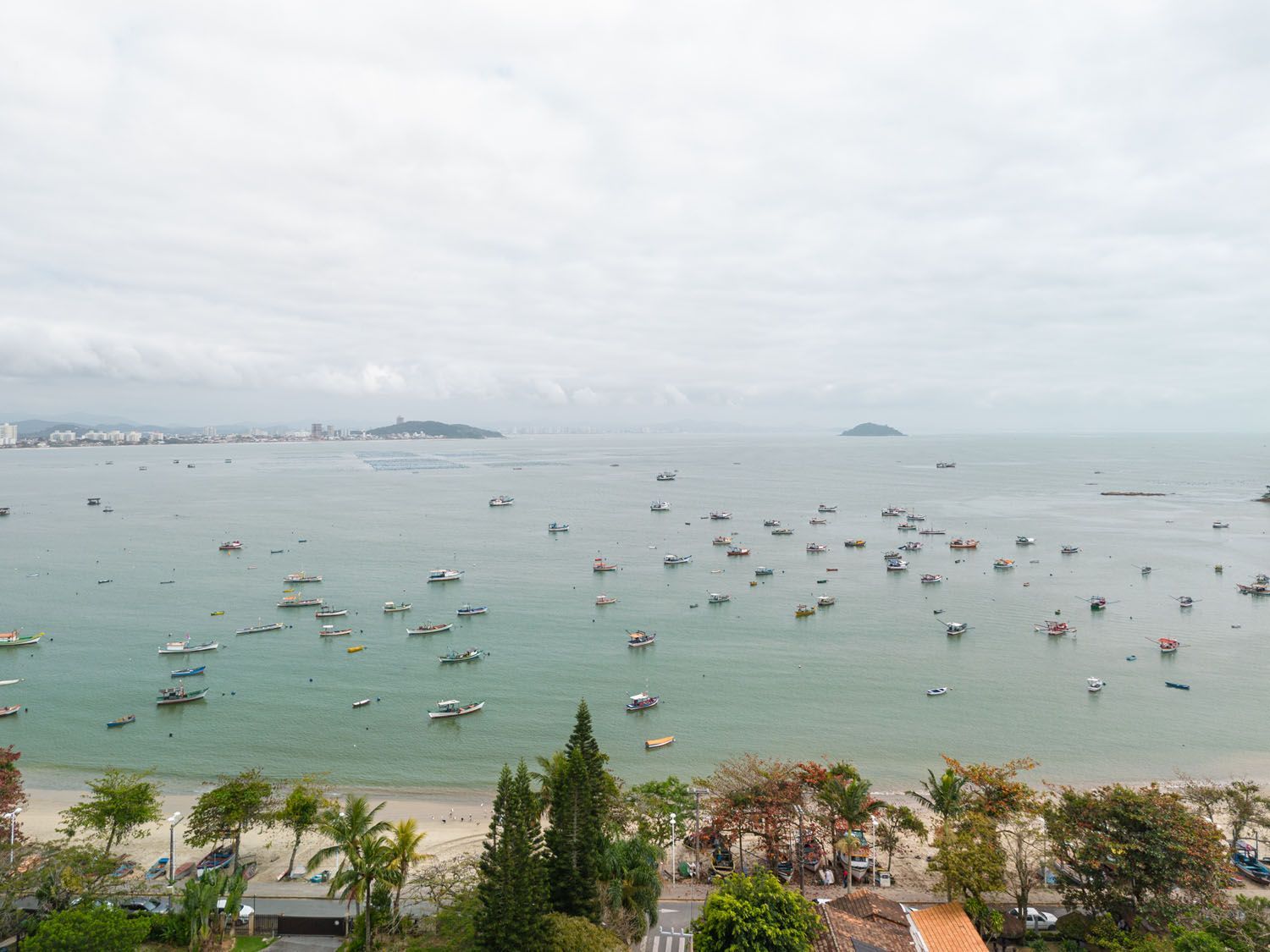 Uma vista aérea de uma praia com barcos na água.