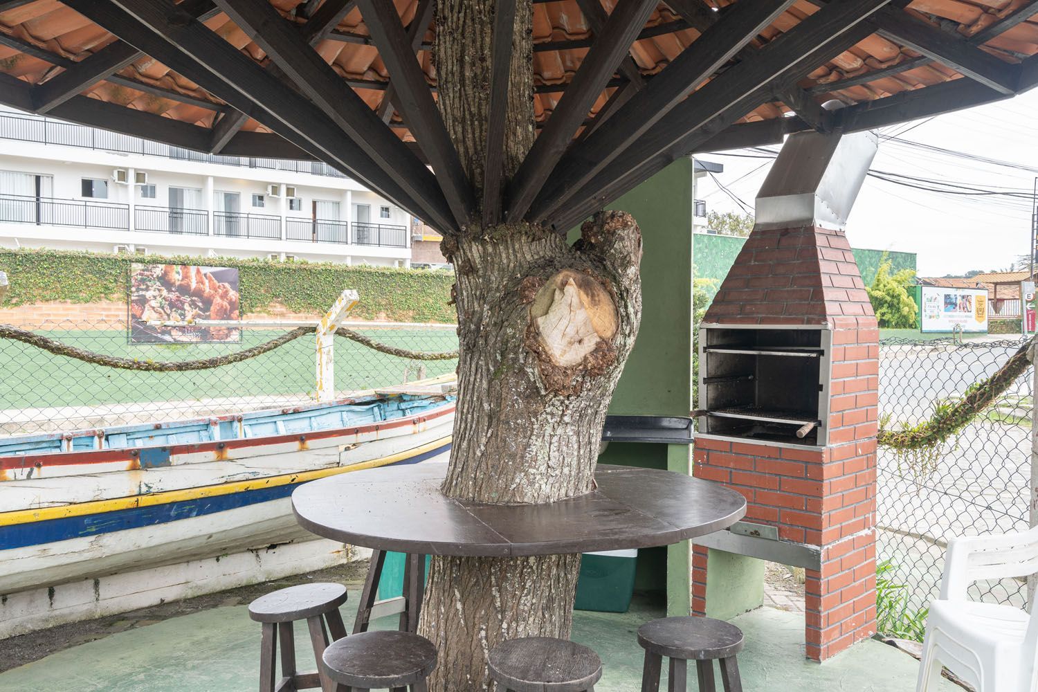 Uma árvore com uma mesa e bancos embaixo dela