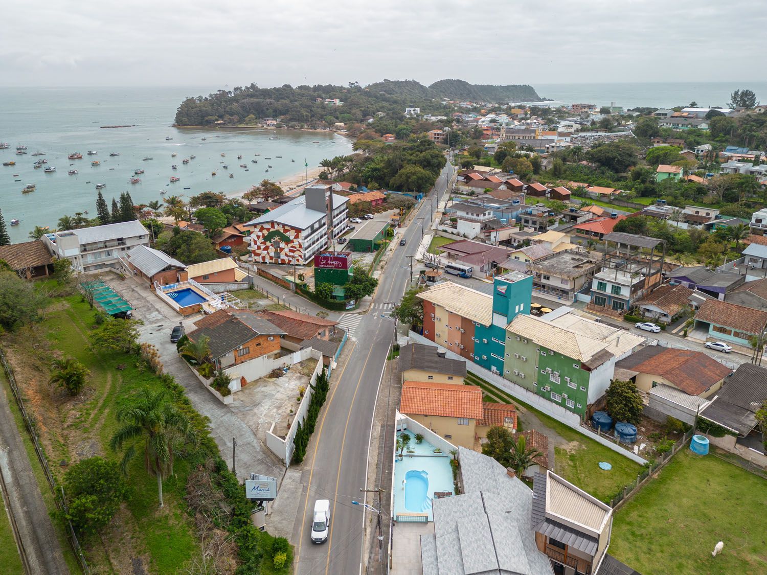 Uma vista aérea de uma pequena cidade próxima ao oceano.