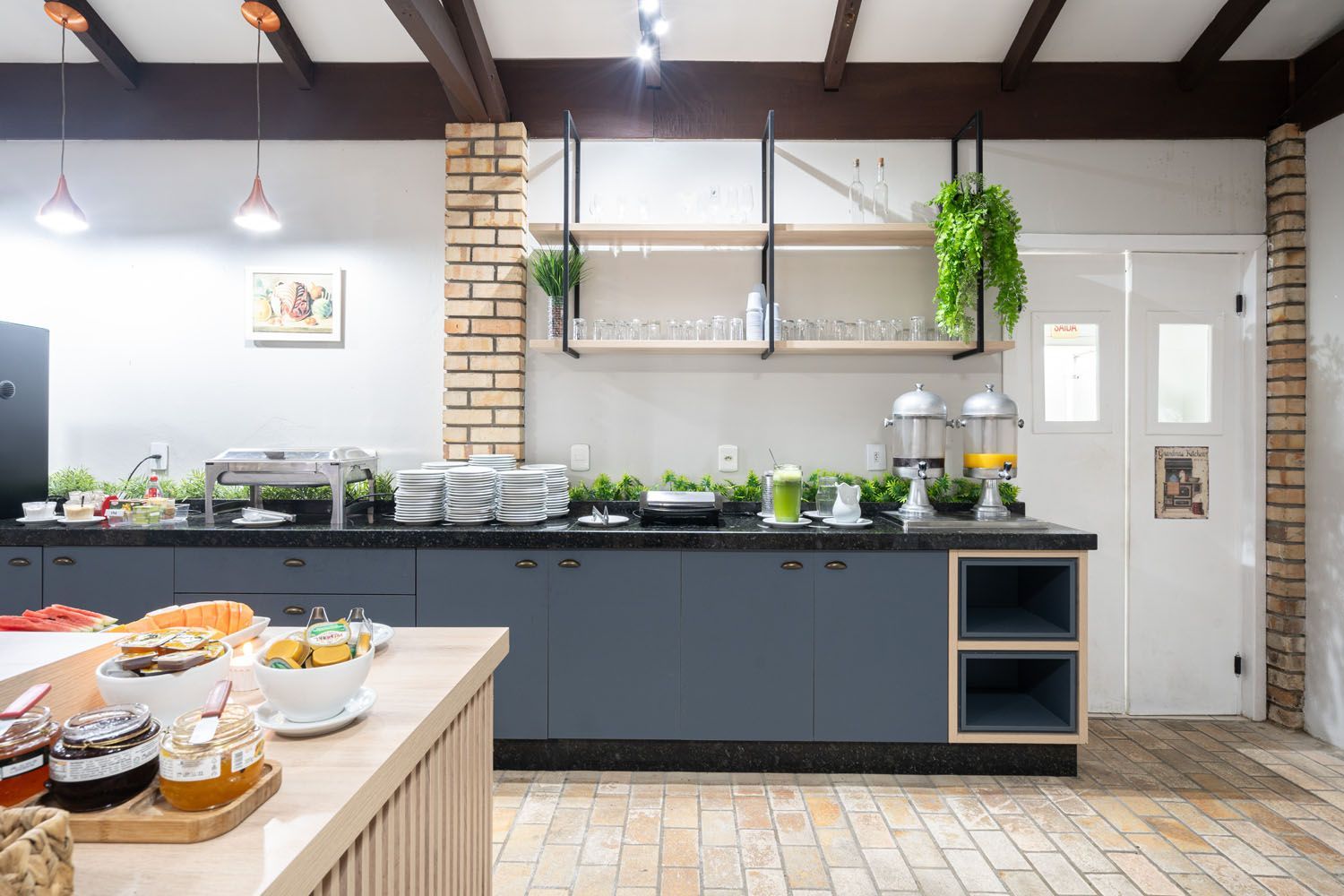 Uma cozinha com muitos pratos e tigelas no balcão.