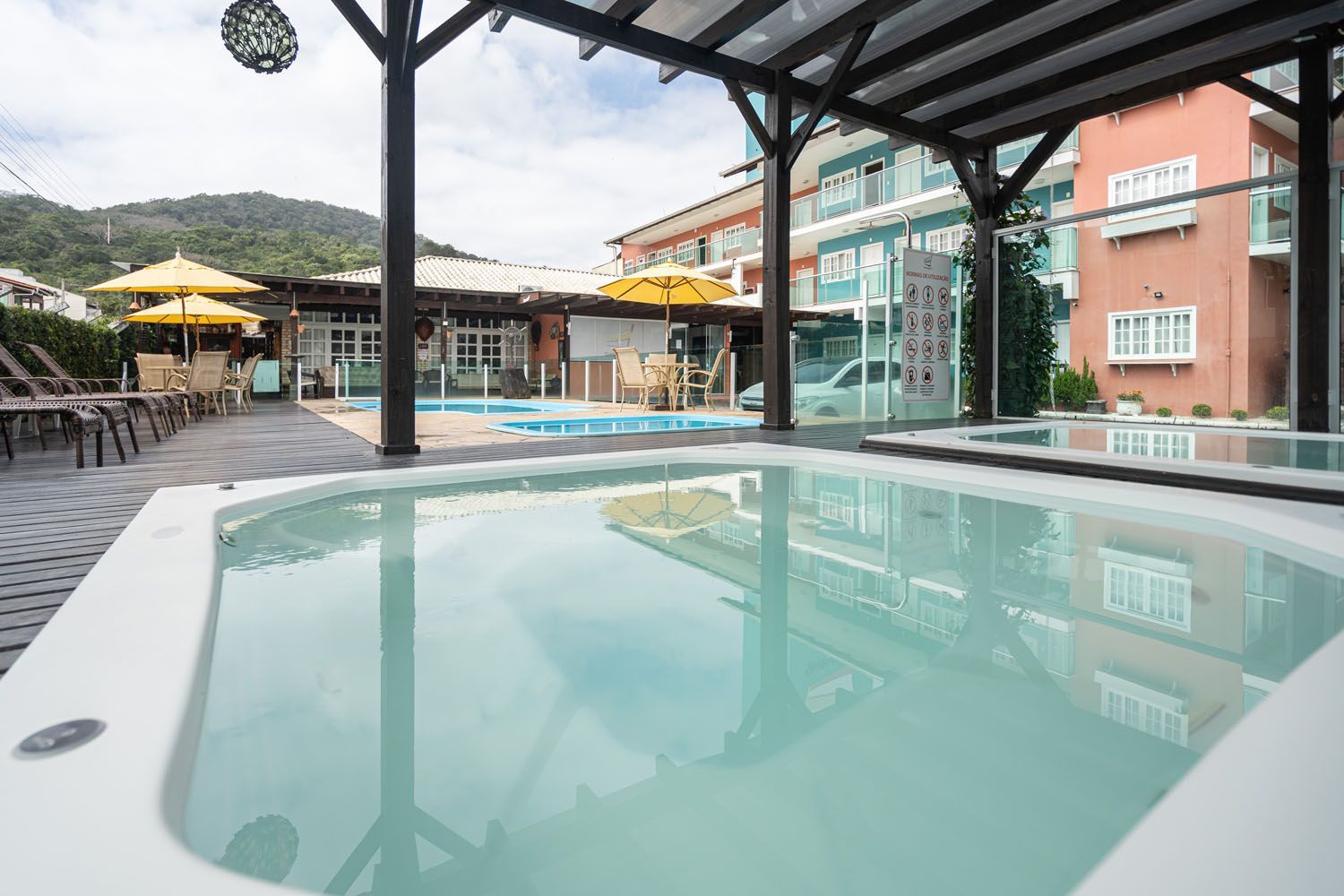 Há uma banheira de hidromassagem no meio de uma piscina.