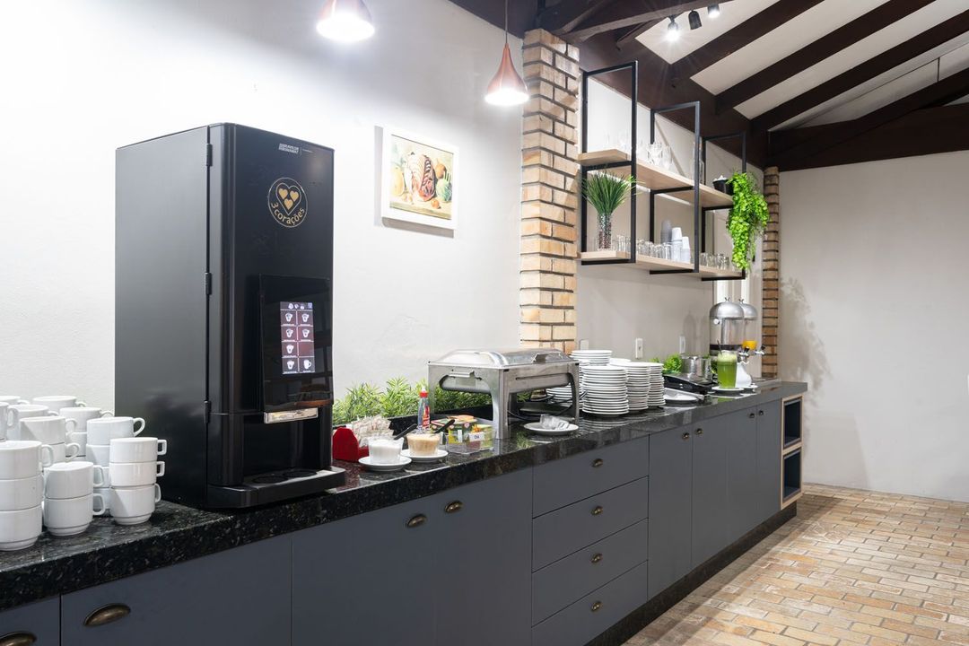 Uma cozinha com mesa de bufê e geladeira.