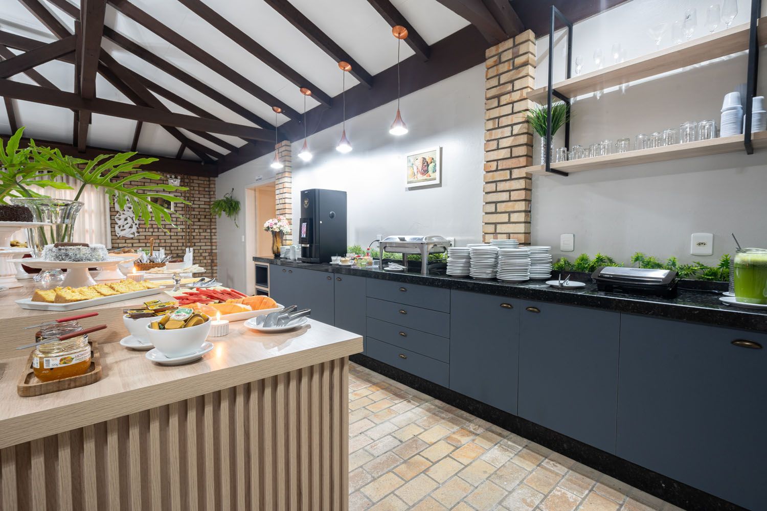 Uma cozinha com muita comida nos balcões e prateleiras.