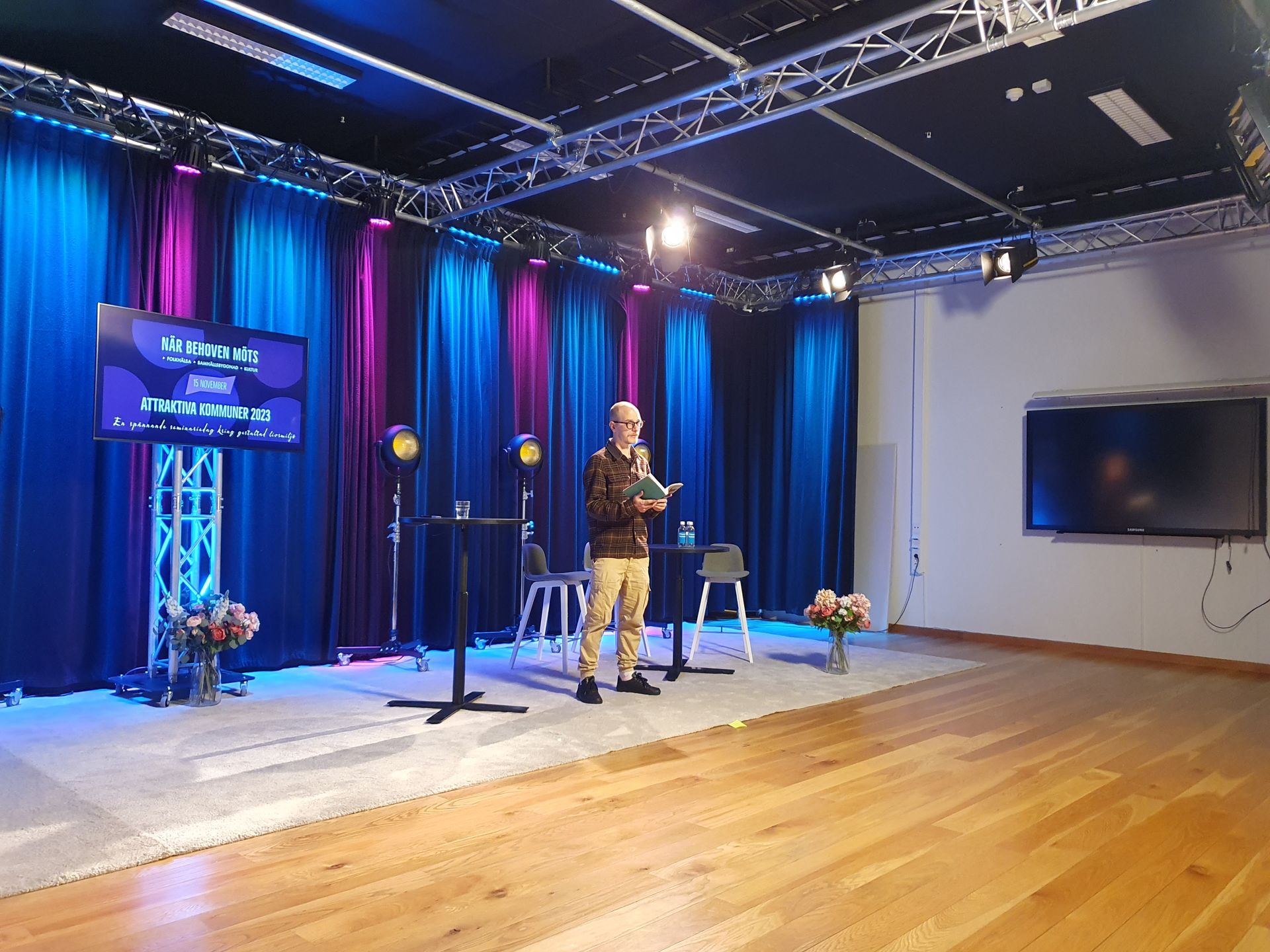 Jimmy Alm läser dikt på  Fyrbodals konferens Attraktiva kommuner