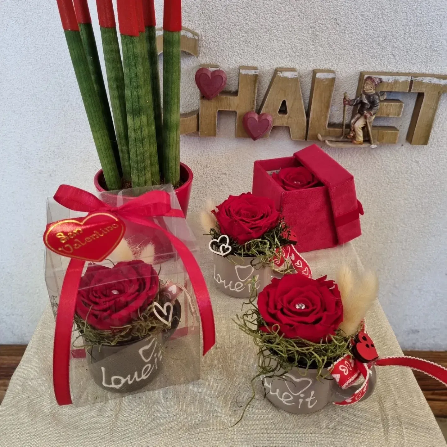 La parola chalet che è su un muro