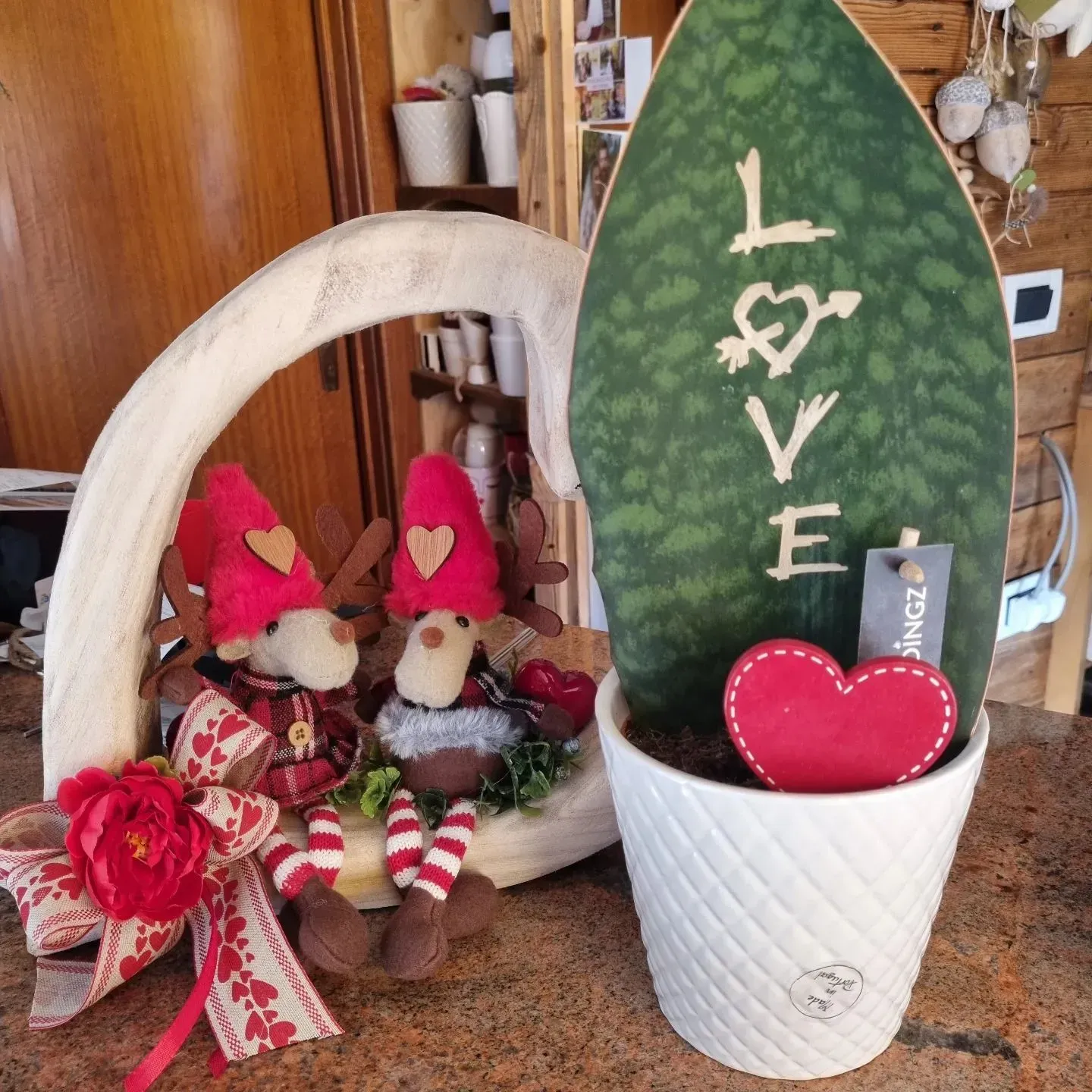 Una foglia con sopra scritta la parola amore