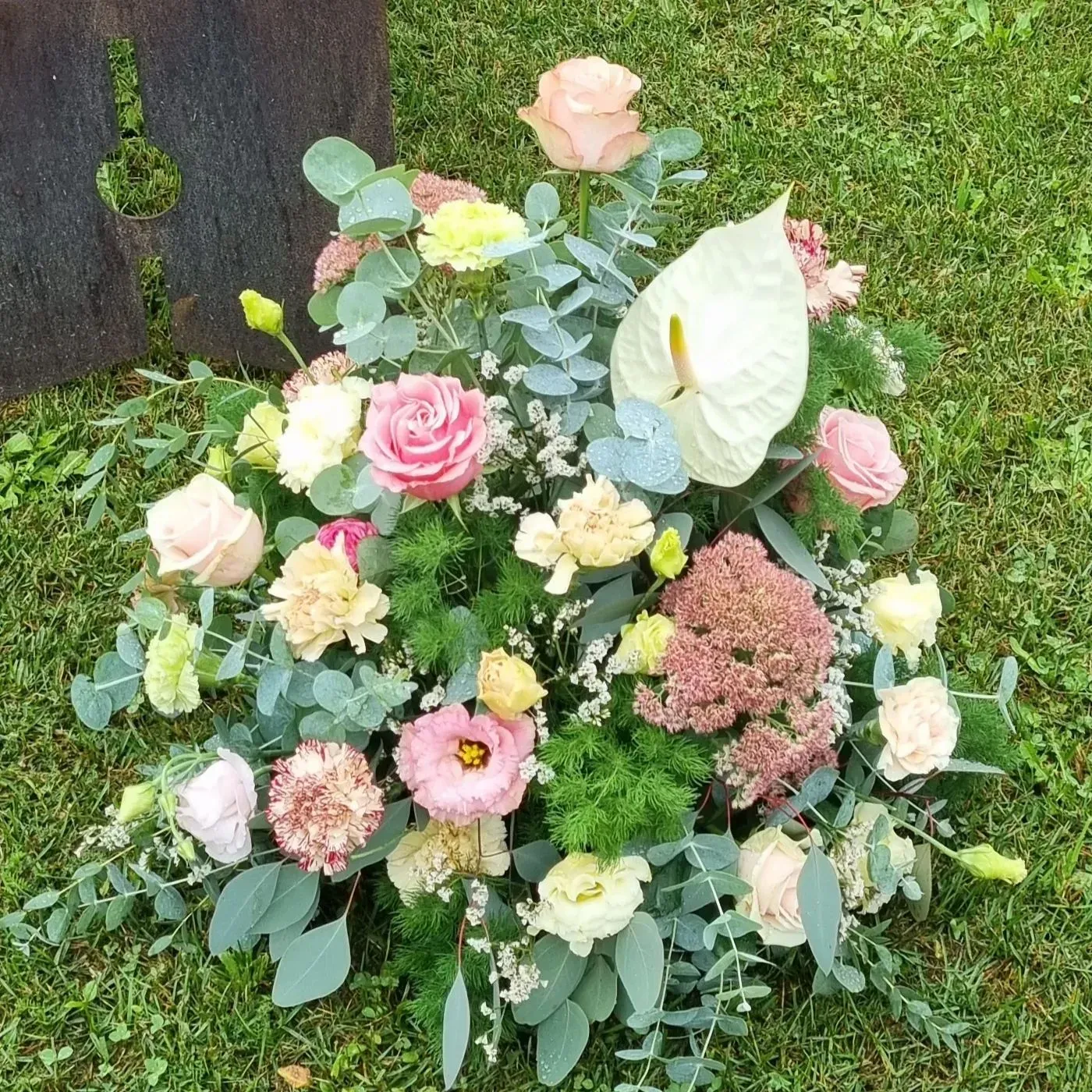 Un mazzo di fiori è steso sull'erba