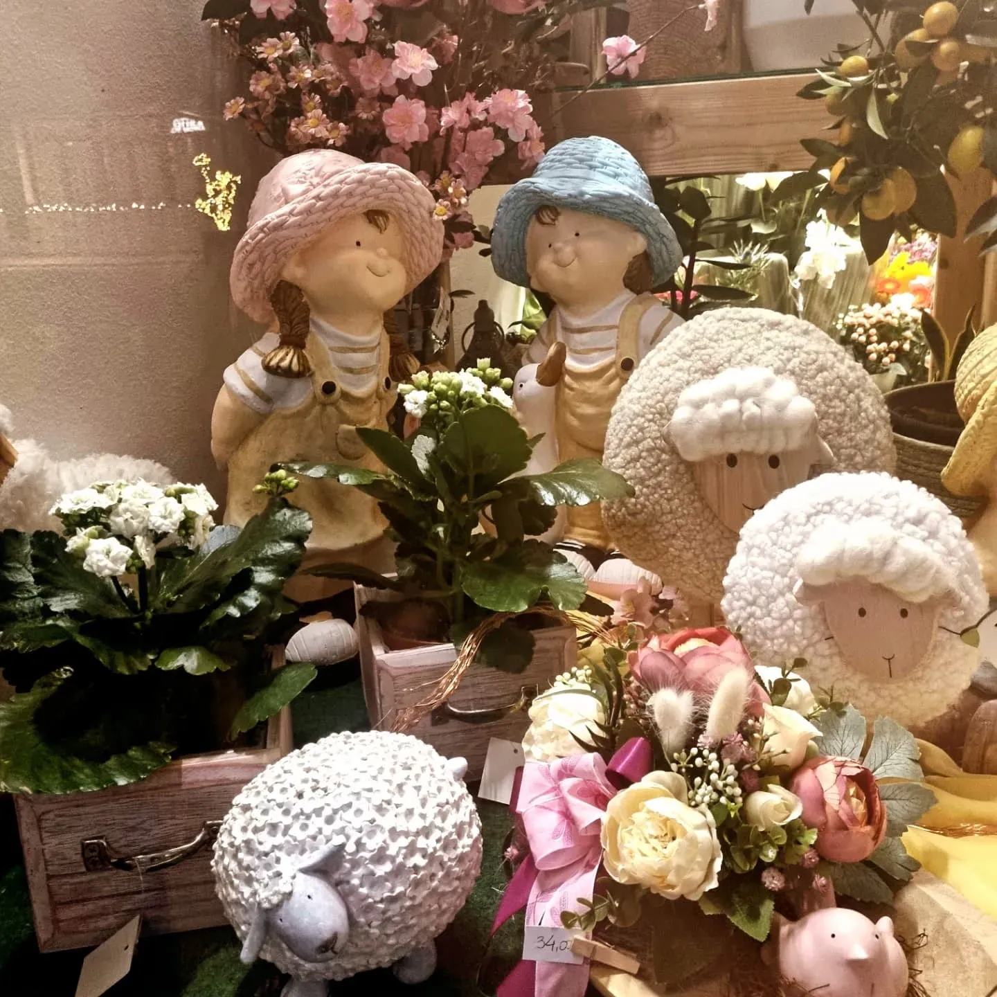 Un mucchio di animali imbalsamati tra cui pecore e maiali