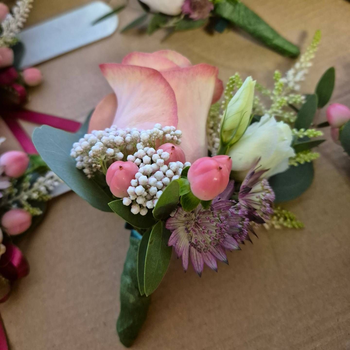 Un primo piano di un mazzo di fiori su un tavolo