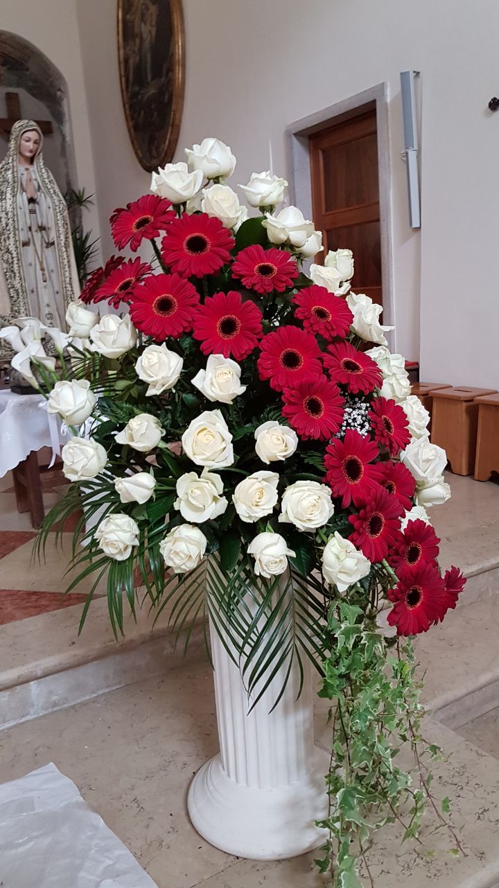 mazzo di fiorni per chiesa con fiori rossi e bianchi