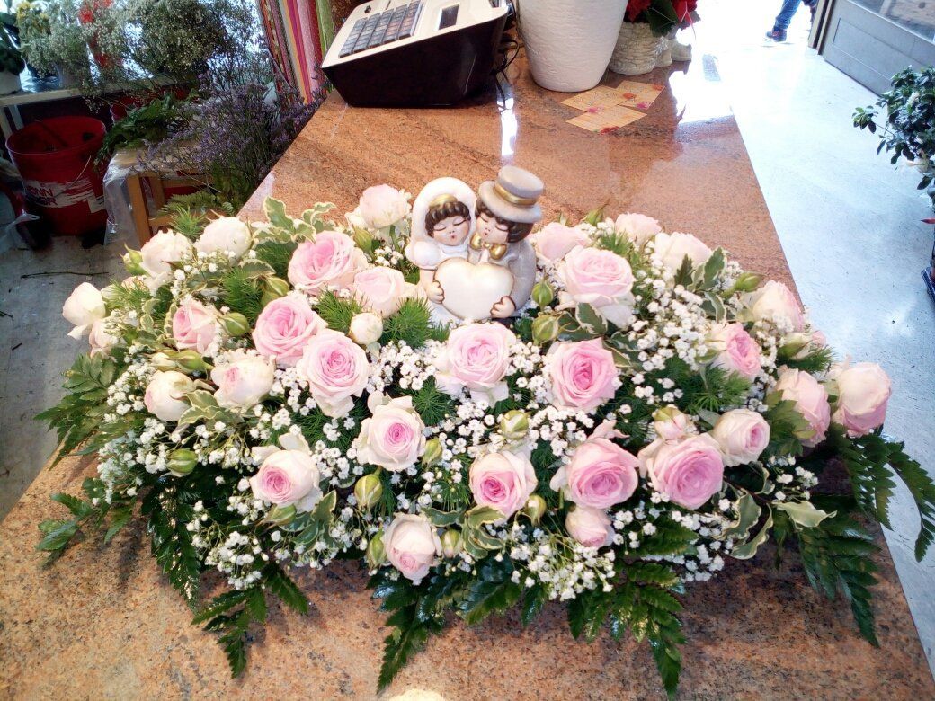 decorazione floreale su un tavolo di un negozio