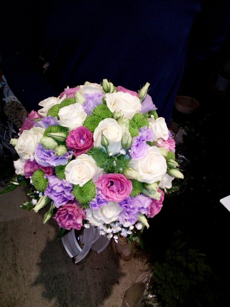mazzo di fiori viola e bianco
