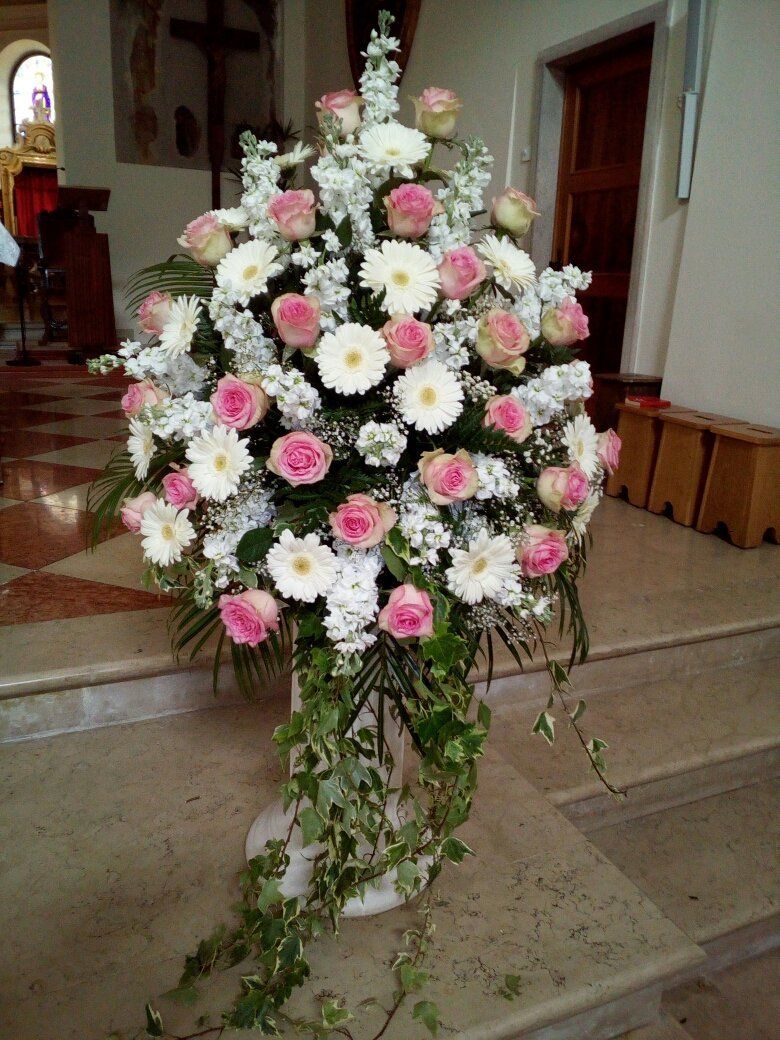 mazzo di fiori su vaso e scalinate in marmo
