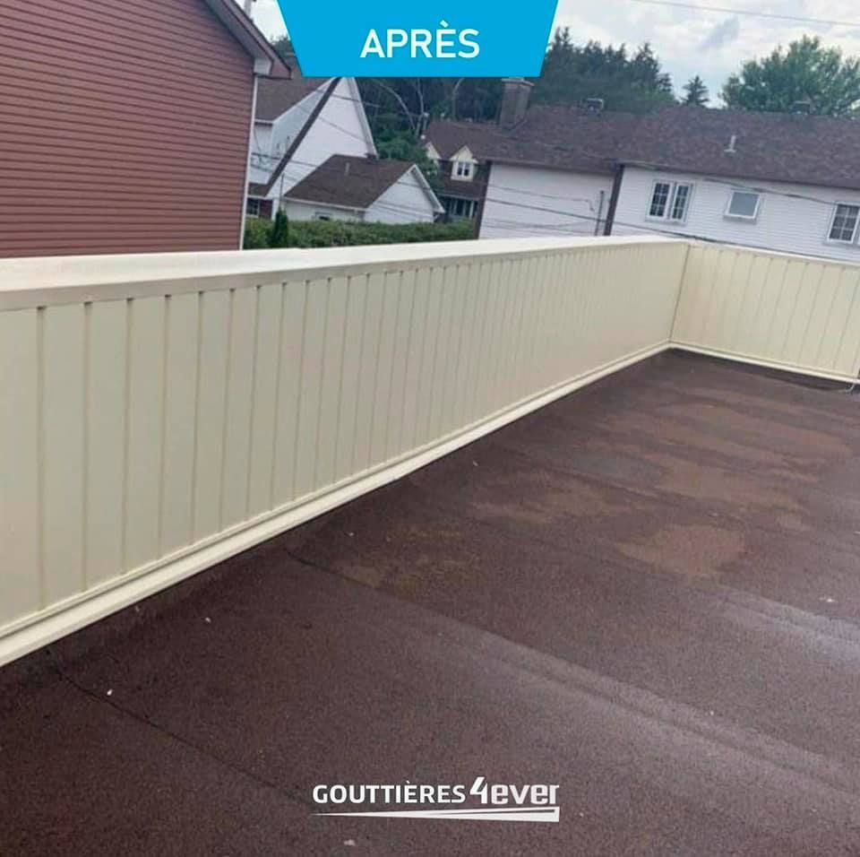A balcony with a white railing and a sign that says apres