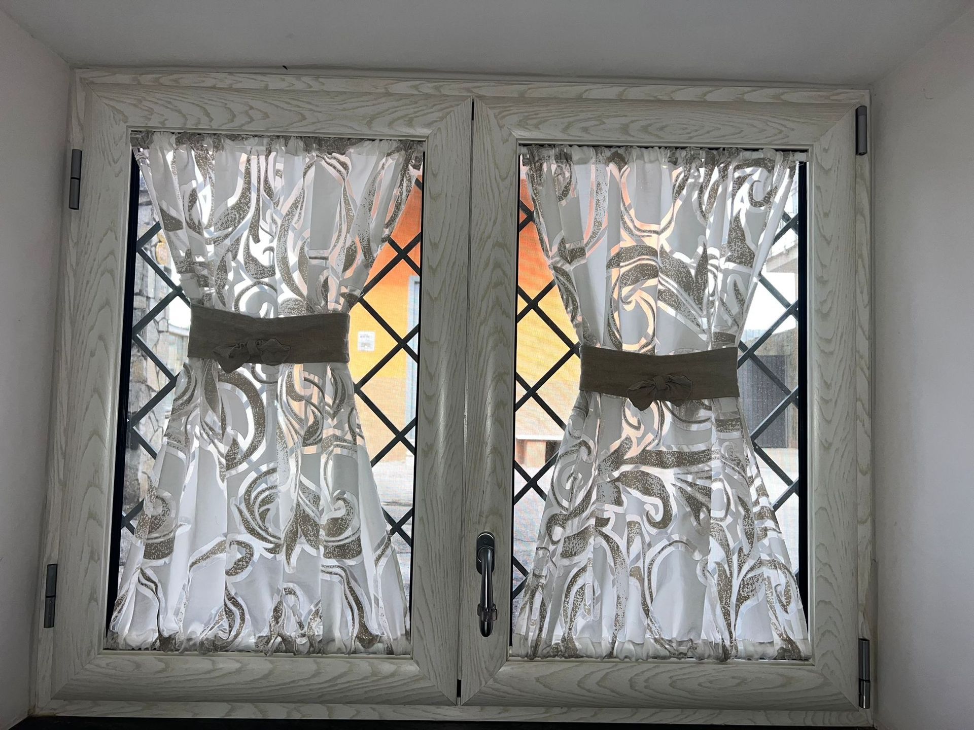 finestre in alluminio con venature in legno