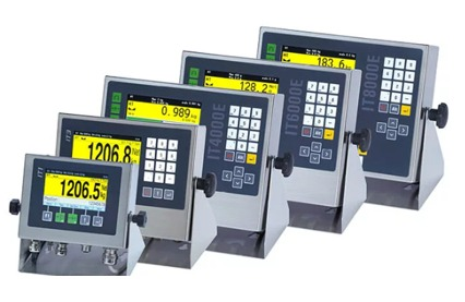 Cinco indicadores de peso de báscula industrial de diferentes tamaños, con teclados y pantallas digitales.