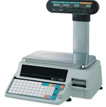 Báscula digital con teclado y pantalla, probablemente utilizada en una tienda de comestibles.