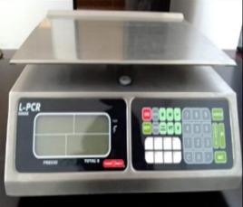 Báscula digital para alimentos con plataforma de acero inoxidable y teclado.