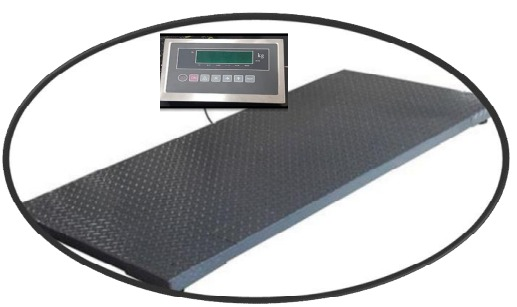 Báscula de suelo industrial de color negro con panel de control, probablemente para pesar artículos.