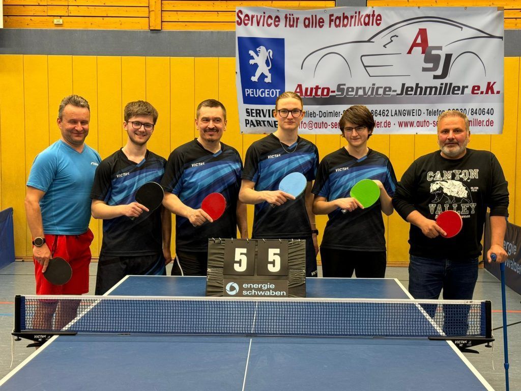 Eine Gruppe von Männern steht mit Ping-Pong-Schlägern um einen Tisch herum