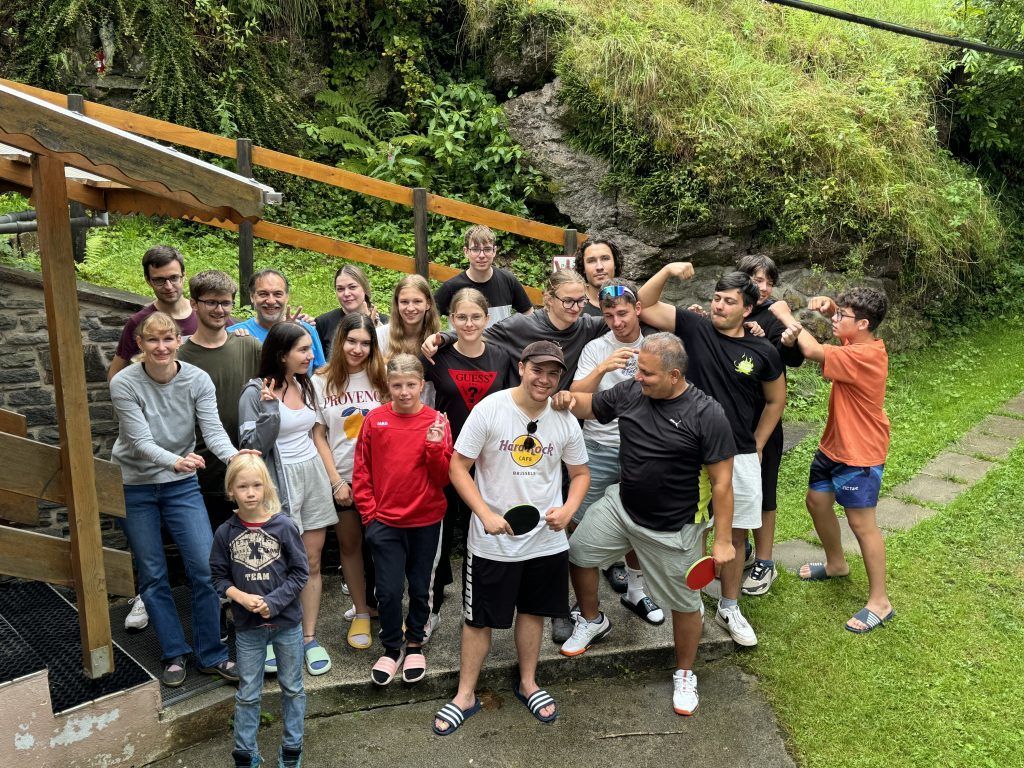 Eine Gruppe von Menschen posiert in einem Park für ein Foto.