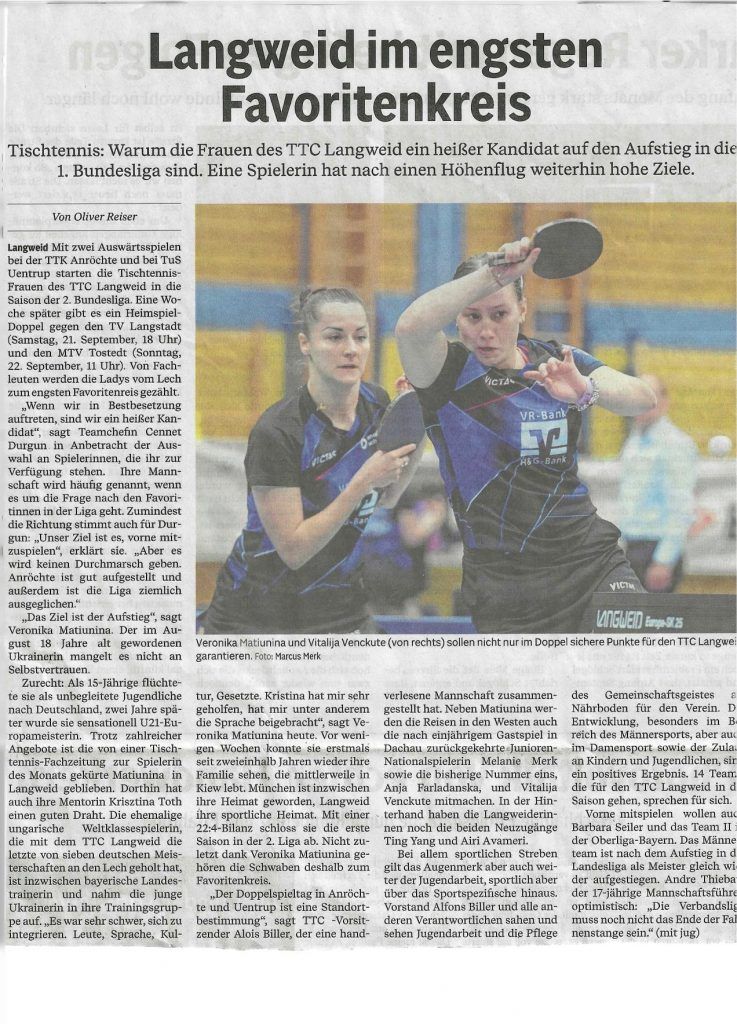 In einem Zeitungsartikel spielen zwei Frauen Tischtennis.