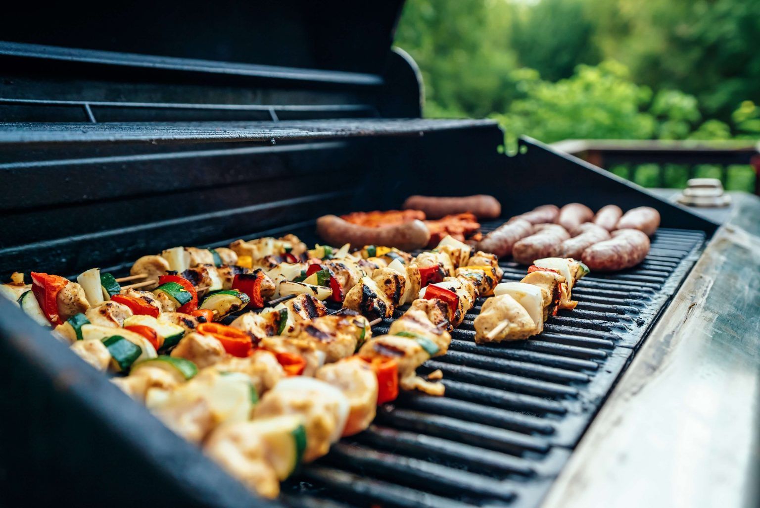 Ein Grill mit viel Fleisch und Gemüse.