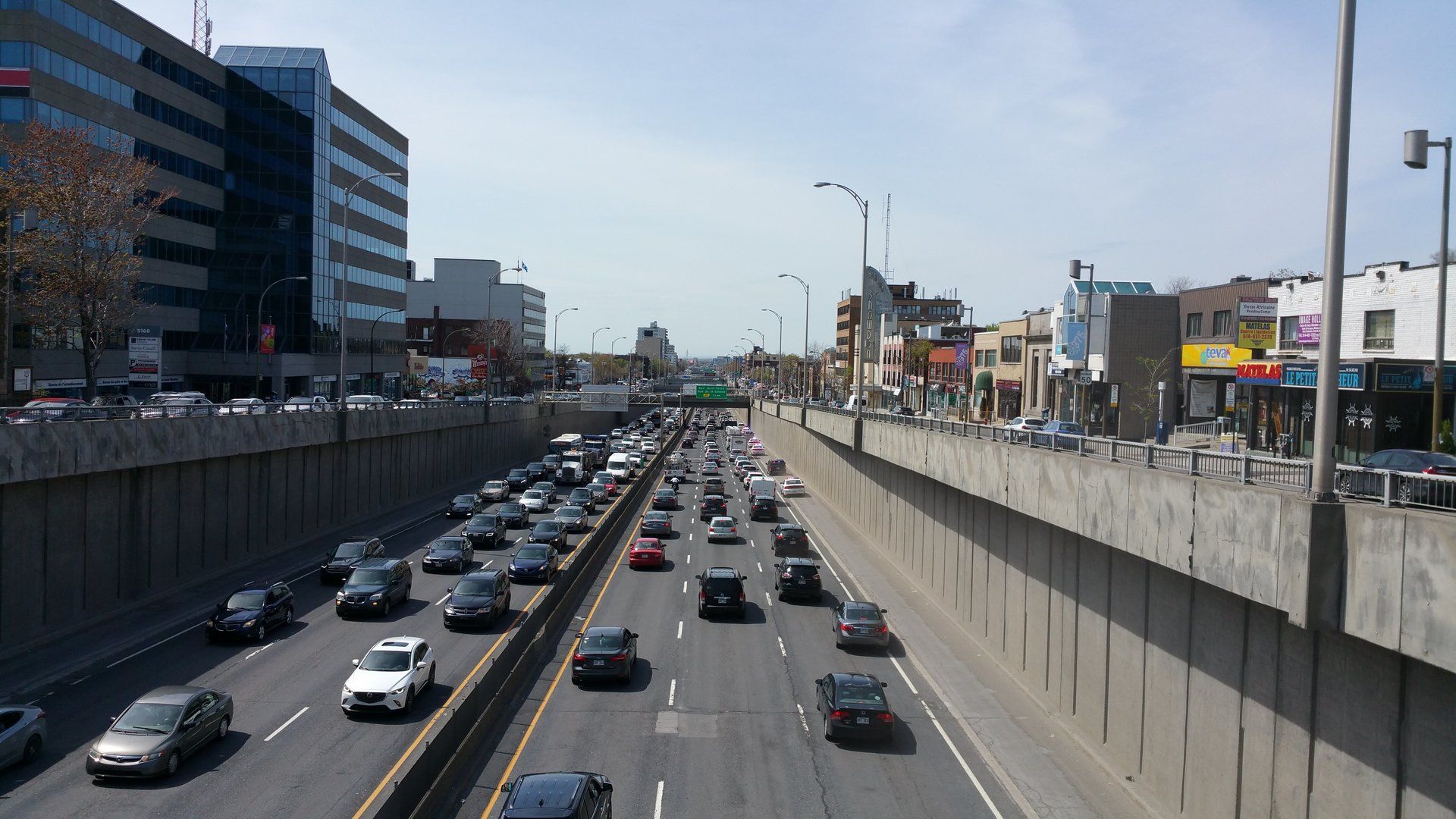 Driving lessons in Montreal on the Autoroute 15. The Décarie Expressway is a mere 300 metres away from City Driving School