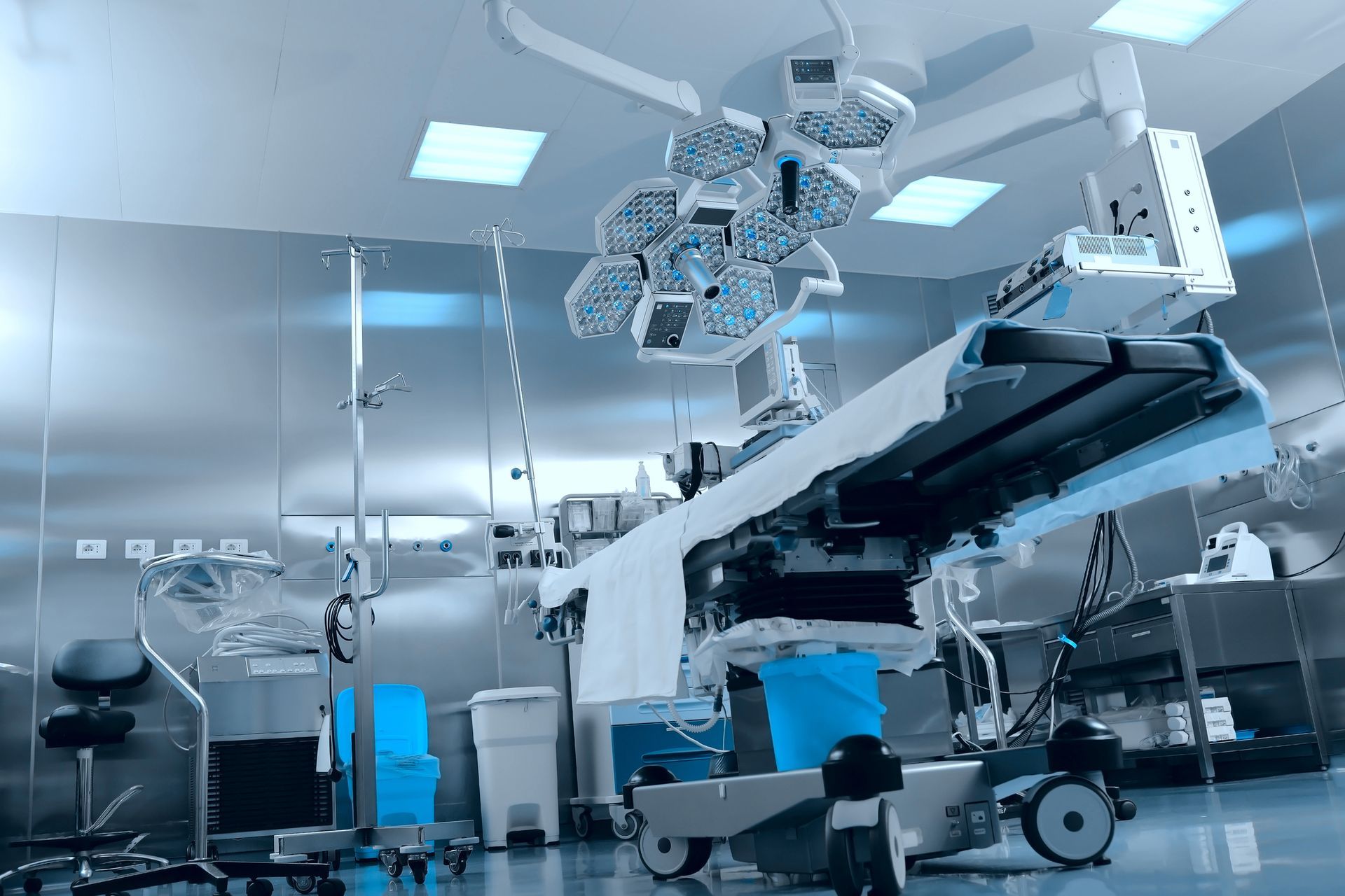 An empty operating room in a hospital with a surgical table - Buford, GA - North Georgia Veterinary Specialists 