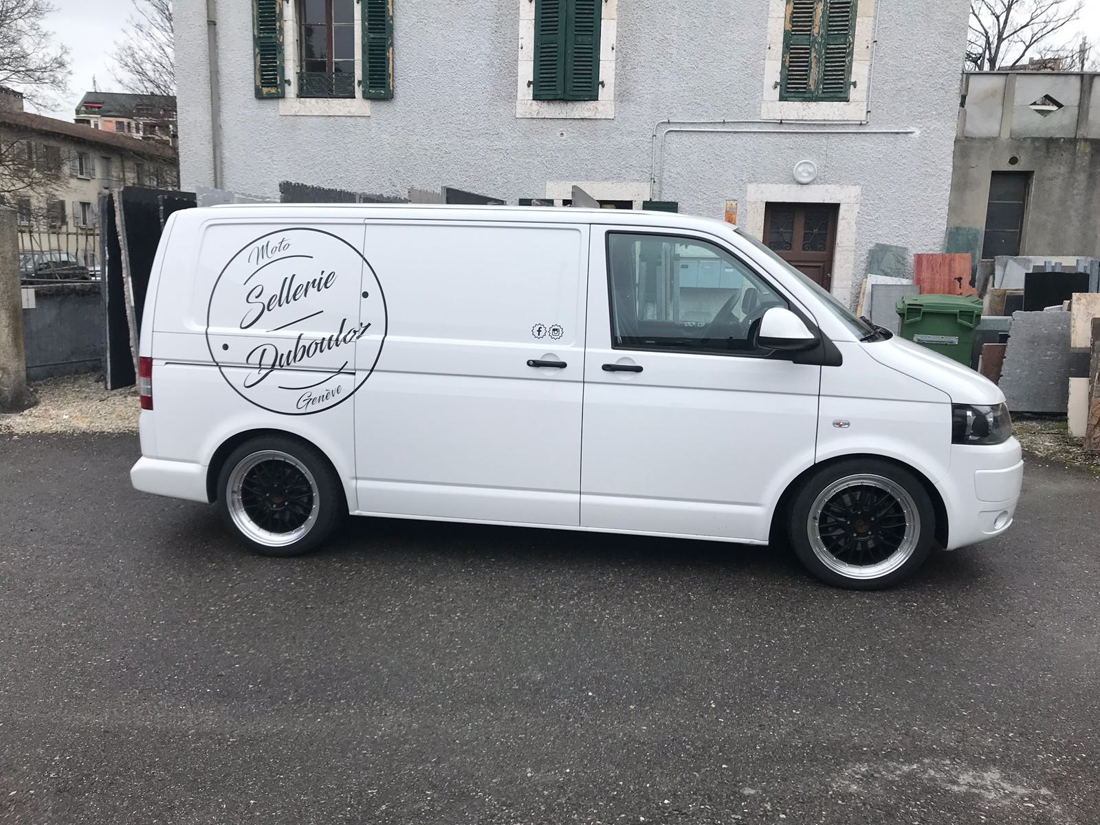 camionnette blanche avec sticker noir