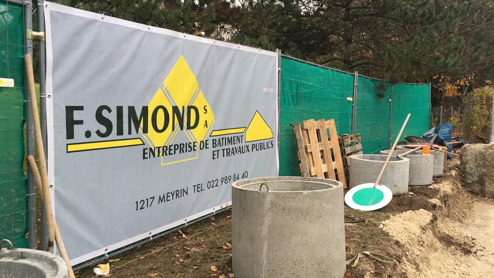 affiche sur grille de chantier