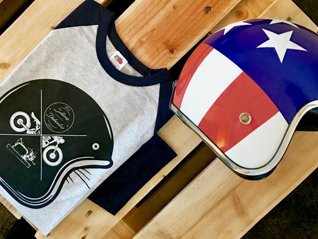 t-shirt et casque de protection sur banc de casier